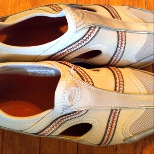 Womens Easy Spirit slip on walking shoes. Size 6.5. Brown/tan